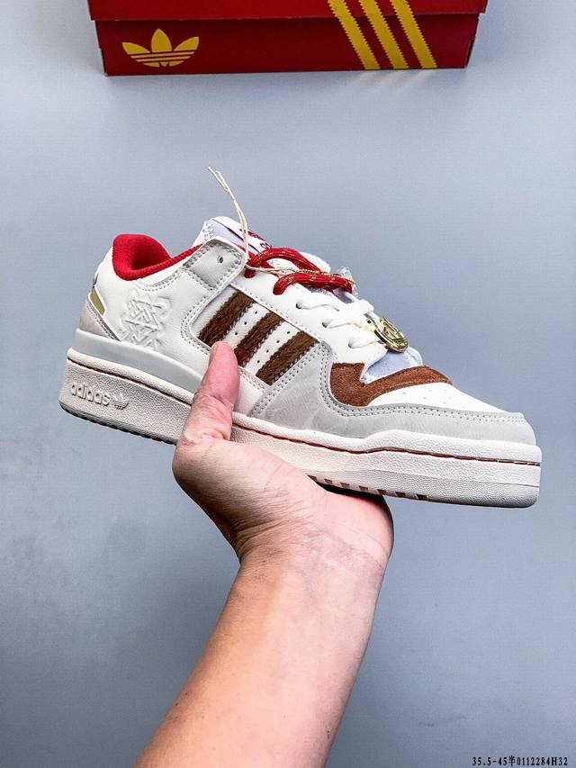 公司级 ！阿迪达斯 Adidas Originals Forum 84 Low Adv 低帮百搭潮流休闲运动板鞋。以复古篮球鞋的外形为基础，采用皮革拼接，简约百