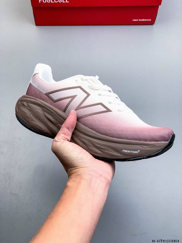 New Balance 1080 X14 新百伦新款缓震百搭运动休闲跑步鞋 DDD 延续品牌高端性能的传承，不仅带来更进阶的舒适脚感，还具备流畅利落的日常穿搭属