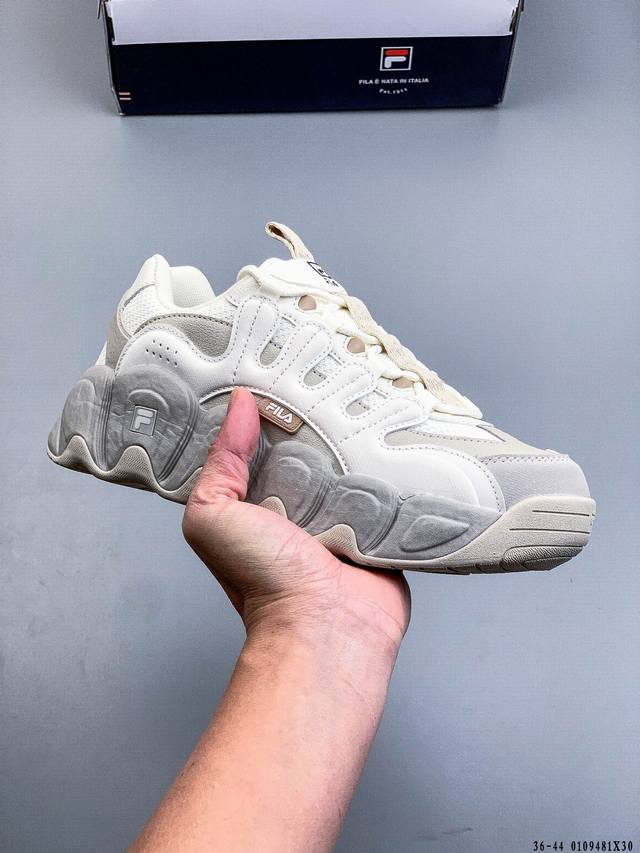 公司级 Fila斐乐 Croissant可颂 We 抓绒 织物合成革 防滑耐磨低帮 生活休闲鞋 DDD 鞋身采用皮革加透气网面面料 时尚而又精致 DDD 采用均