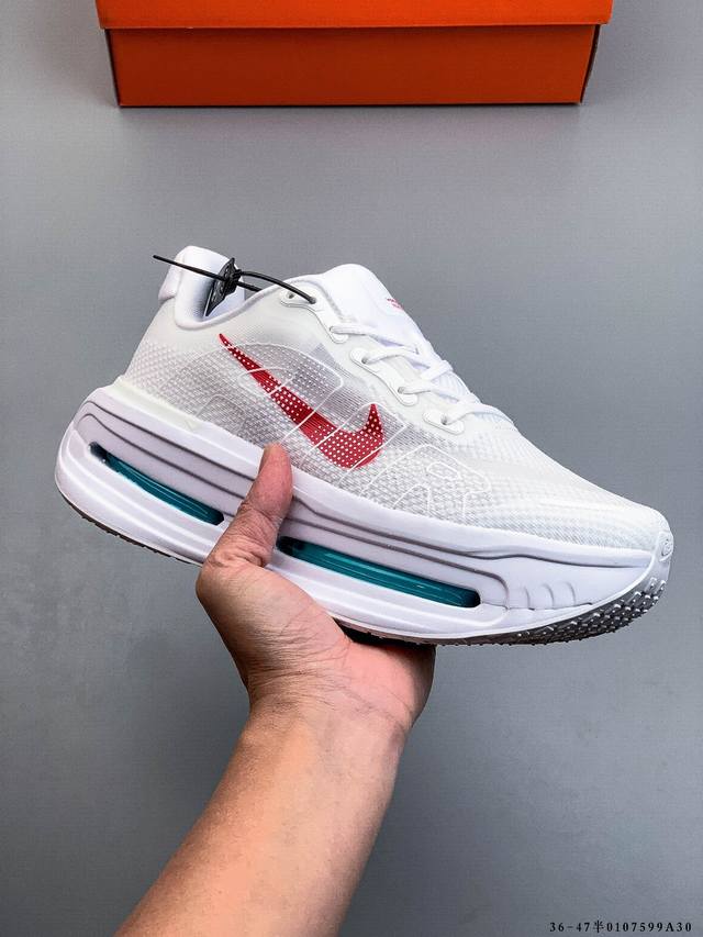 公司级！Nike Vomero Premium 耐克顶级迈柔 路跑鞋，通过超强缓震与舒适度的全面提升令跑步更加轻松，缓解冲击压力，加快恢复节奏。 DDD Nik