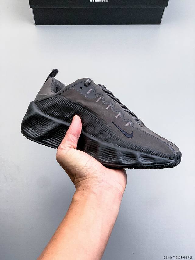 公司级！Hyein Seo X Nike Ava Rover Ava Rover 联名鞋 DDD 该鞋款采用流线型轮廓设计，鞋面结合 Tpu 网格支撑结构，中底