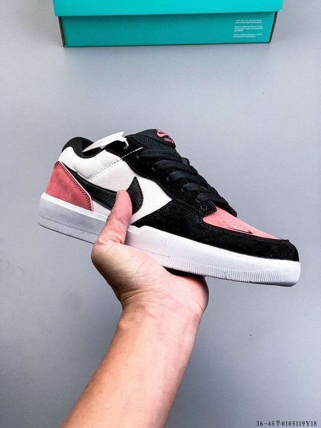 耐克Nike Sb Force 58是一款将前沿创新带入街头的单品，它具有硫化杯底，具有出色的耐用性和灵活性。使用帆布和绒面革，在饰面上放置通风口，它自始至终都