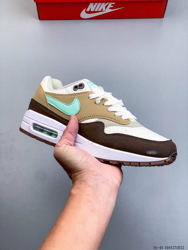 Nike Air Max 1 耐克气垫 缓震 耐磨运动鞋 DDD 鞋身材质均选择皮革 织物 麂皮多种材质覆盖 保证质感的前提下 层次感也相当不错 DDD 带有开