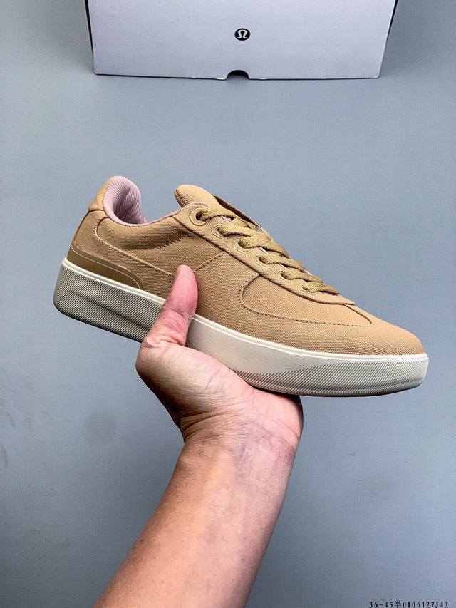 公司级 Lululemon Cityverse 露露乐蒙 板鞋 小白鞋，Lulu家的第一双板鞋，做的真心不错，颜值挺高的，上脚很轻盈，脚感还算舒适，整体以纯色为