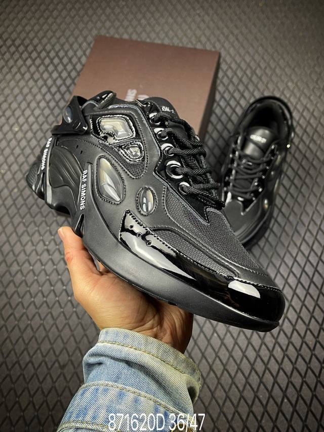 DDD Raf Simons 徽标 皮革款 DDD 来自比利时设计师：Raf Simons 创立和设计 DDD 与Adidas还有Kanye West等一线品牌