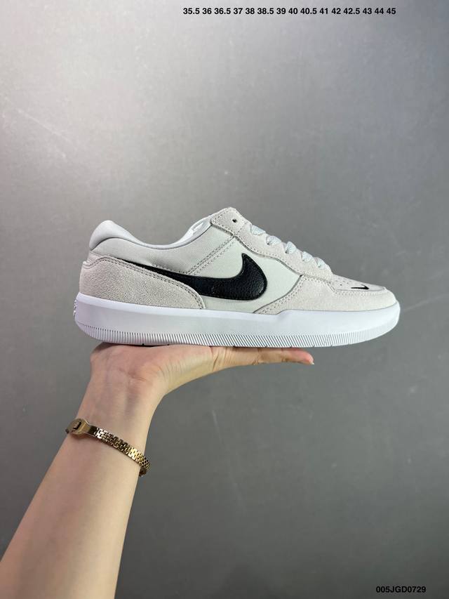 Nike Sb Force 58 百搭单品 DDD 是一款将前沿创新带入街头的单品，它具有硫化杯底，具有出色的耐用性和灵活性。使用帆布和绒面革，在饰面上放置通风