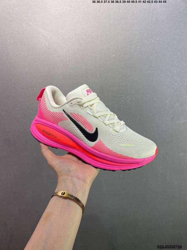 公司级Nk Air Zoom Vomero 18 轻便舒适公路跑步鞋 Hm6803-001 质感柔软 弹力充沛 助力一路畅跑 乐享不停 厚实泡绵缔造舒适的回弹效