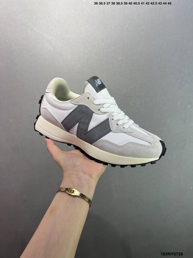 New Balance Ms327 DDD 复古休闲运动慢跑鞋 完美清洁度 DDD 全新 New Balance 327 系列，以更纯粹的复古风格设计打造的全新