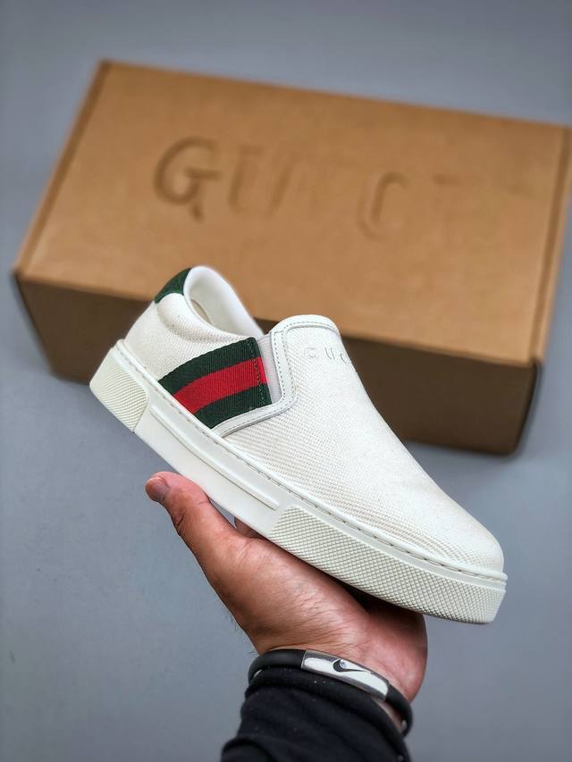 帆布鞋 DDD Screener系列名称的灵感来源于体育运动中的防守动作， DDD 运动鞋的设计从20世纪70年代的经典运动鞋不断汲取灵感。该穆勒鞋款采用头层皮