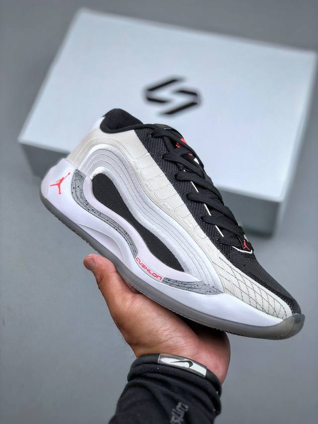 Gjr版 Jordan Luka 4 卢卡东契奇签名实战舒适时尚减震防滑低帮篮球鞋 DDD 首先，中底方面，在保持全掌 Cushlon 3.0 的基础上，首次在