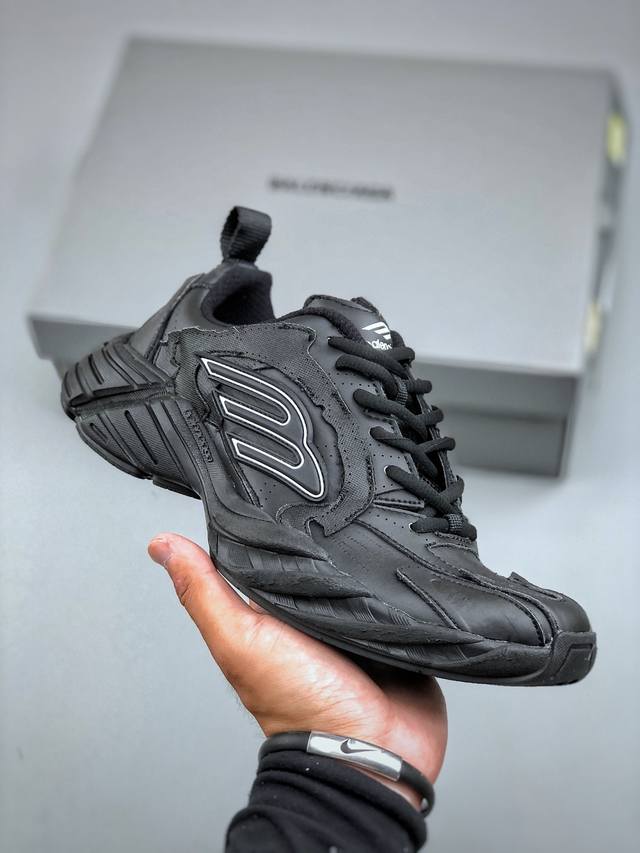 I8版本 Balenciaga巴黎世家16代 Monday 其前卫的设计、夸张的体积和反光细节赋予其特别的轮廓 采用头层牛皮材质制成，带来良好脚感，外观全新造型