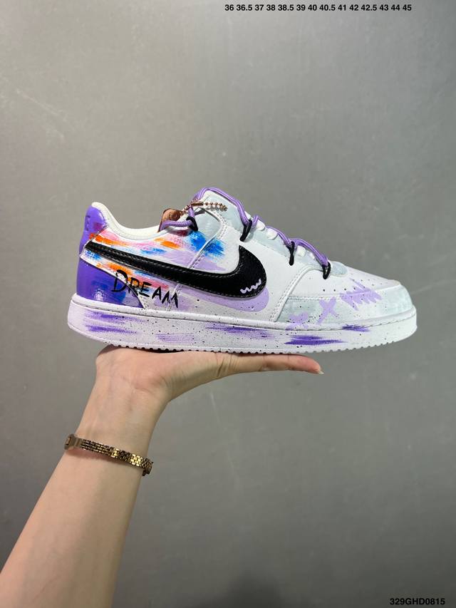 公司级Nike Court Vision 1 Low“幻影十字架” 手绘涂鸦定制板鞋 DDD 幻影十字架常作为一种印花图案出现，具有独特的视觉效果。将幻影十字架