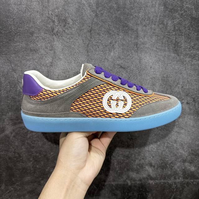 本地 DDD 广东礼盒版本 Gucci 古驰G75 圆头系带运动鞋 DDD 这款鞋履采用柔软的绒面材质鞋面制作，精致之中散发现代魅力。流线型廓形与标志性互扣式双