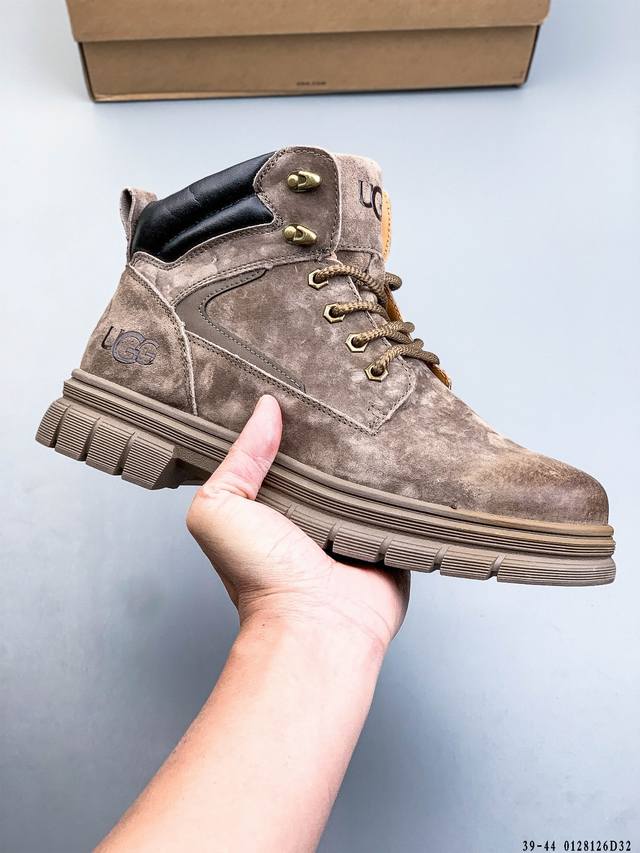 Ugg 秋冬新款中帮百搭休闲潮鞋 DDD 秋冬季节非常合适穿搭 鞋身轻便 鞋底柔软 舒适性相当不错 #原厂代工 正单规格生产 橡胶大底 出口外贸订单 鞋子细节几