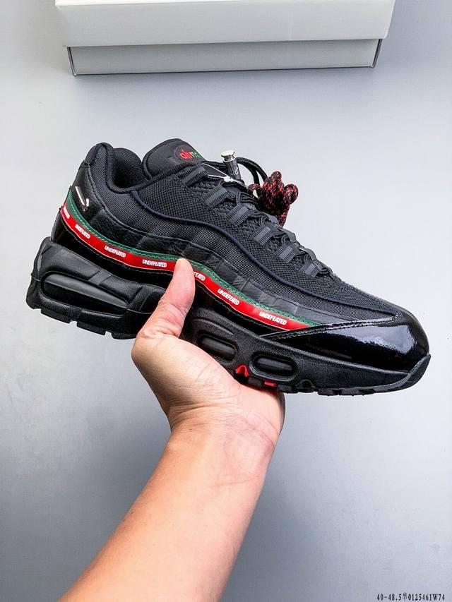 纯原版本！Nike Air Max 95 耐克 气垫复古慢跑百搭鞋休闲运动鞋 DDD 这双鞋采用前脚掌开窗式气垫 这种设计在当时是前所未有的 鞋带孔的设计灵感来