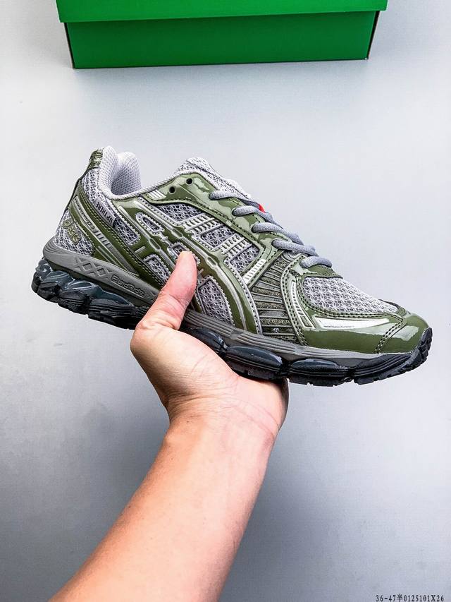 亚瑟士Kith X Asics Gel-Kayano 12.1低帮休闲跑步鞋，鞋款以K12作为基底，采用了Nimbus 17的鞋底单元，将缓震和稳定集合在一起，