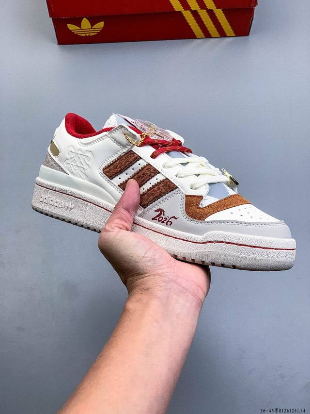 公司级 ！阿迪达斯 Adidas Originals Forum 84 Low Adv 低帮百搭潮流休闲运动板鞋。以复古篮球鞋的外形为基础，采用皮革拼接，简约百