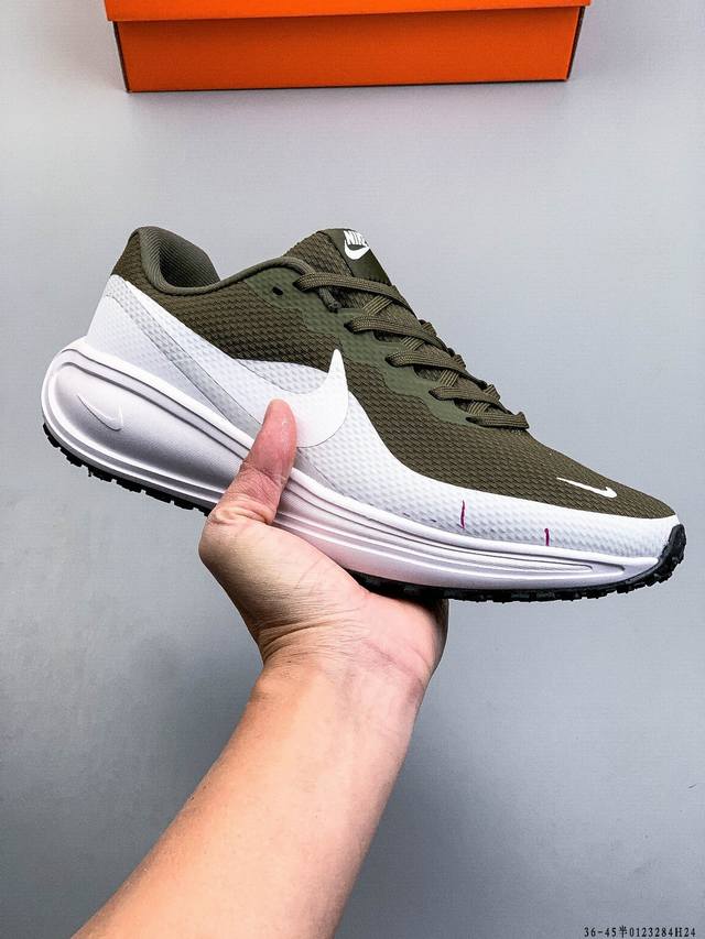 Nike Revolution 8 新款透气轻便缓震跑步鞋 DDD 兼顾迅疾外观和稳固脚感，后跟覆面和中足动态支撑巧妙融合，缔造稳定顺畅的迈步体验 DDD 01