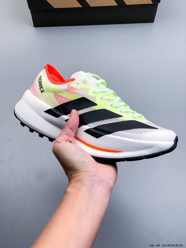 Adidas 阿迪达斯 Adidas Terrexagravic Ultra Trail Shoes 户外运动鞋 有时，前路蜿蜒崎岖，你或许需要一双助你专注的鞋