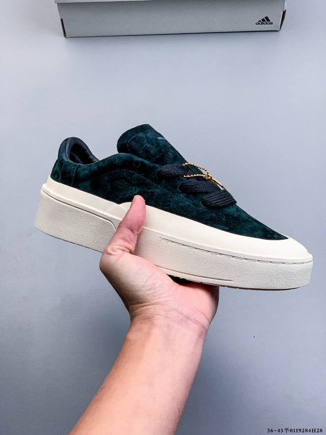 阿迪达斯Adidas Labcourt 百搭休闲板鞋 DDD 鞋面使用了绒毛麂皮 ，鞋面和鞋底连接处使用了包边处理，看起来更加精致有型;内里也使用了光滑的优质皮