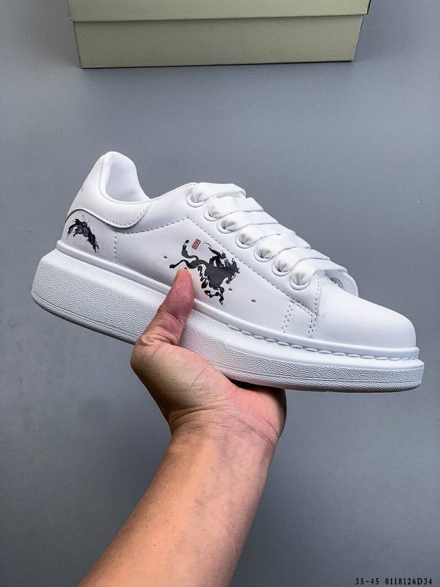 Alexander Mcqueen 麦昆 经典款 想不出有任何理由不收它！面料采用进口丝绸亚光原版牛皮 最新材料 水染羊皮内里，牛皮垫脚 原版大底 回弹度极佳