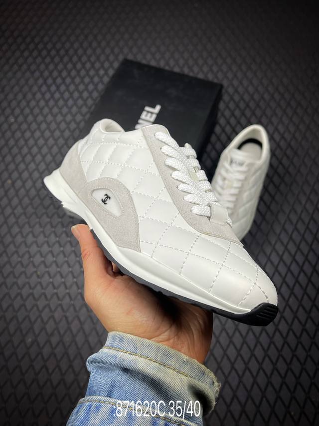 DDD Chanel 香奈儿26C新款菱格德训鞋 DDD 超轻便舒适的一款 DDD 黑色白色牛皮款 百搭小白鞋 款式搭配不会出错 DDD 牛反绒＋羽绒布撞色搭配