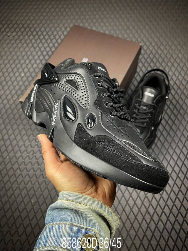 DDD Raf Simons 徽标 皮革款 DDD 来自比利时设计师：Raf Simons 创立和设计 DDD 与Adidas还有Kanye West等一线品牌