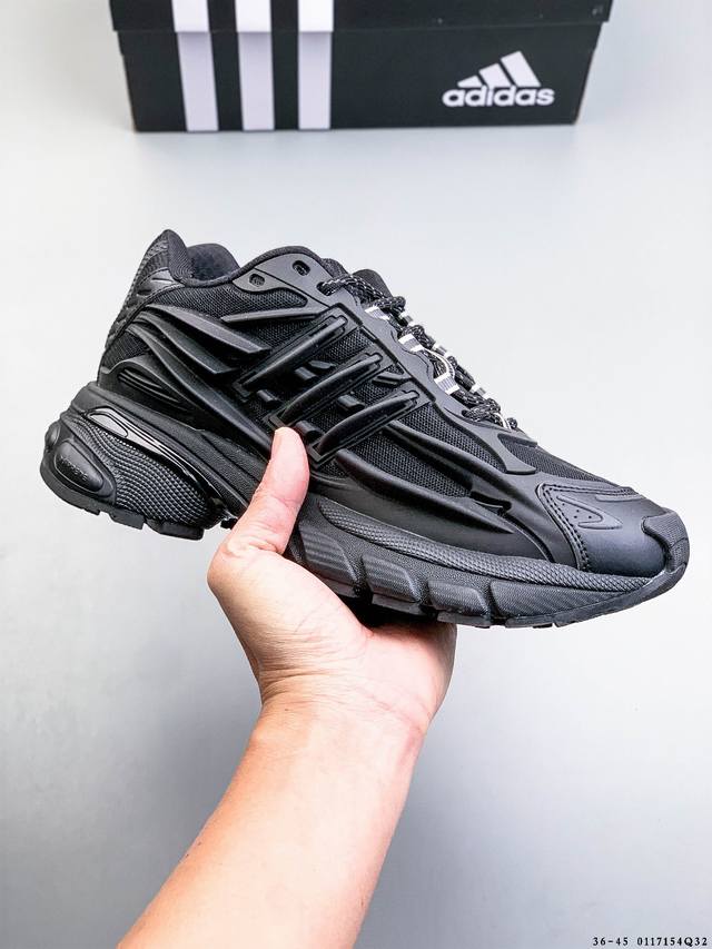 公司级！Pharrell Williams 与 Adidas 在巴黎时装周上揭晓了全新鞋款Adidas Jellyfish 水母 。Jellyfish 鞋款是从