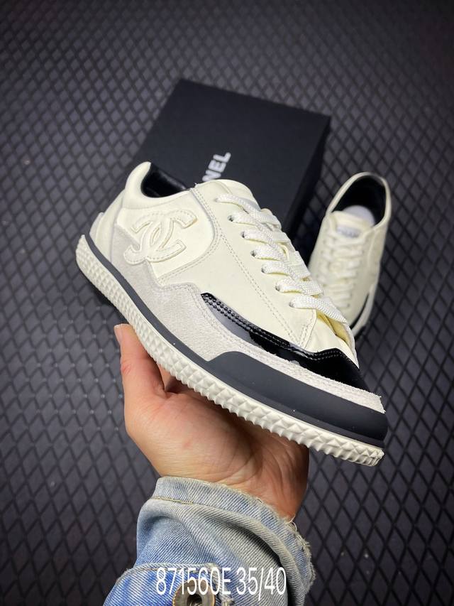 DDD Chanel香奈儿26Ss熊猫配色德训鞋板鞋 DDD 象牙白小牛皮+黑色漆皮拼接，低调又有辨识度 。 DDD 内里柔软小羊皮，穿着超舒适，适合长时间行走