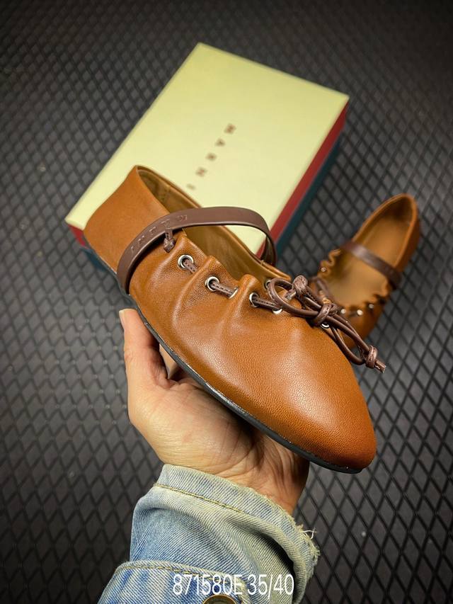 DDD 2026春夏新款 Marni玛尼26Fw 褶皱蝴蝶结芭蕾舞鞋平底玛丽珍单鞋 DDD 圆头轮廓、撞色鞋面、棕色蝴蝶结与鞋口绑带，整体呈现可爱、极简的调性。