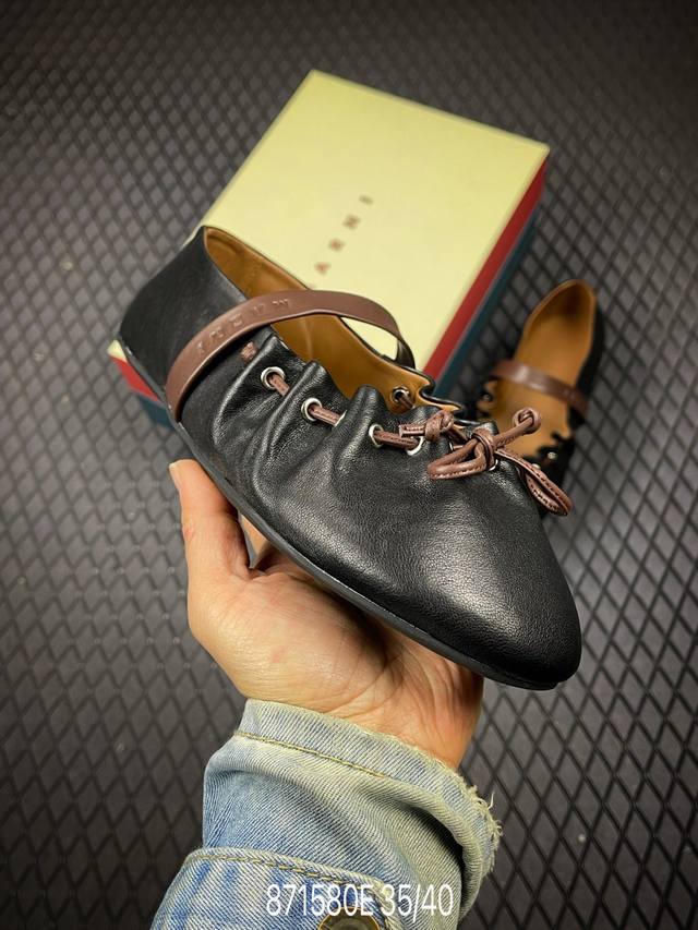 DDD 2026春夏新款 Marni玛尼26Fw 褶皱蝴蝶结芭蕾舞鞋平底玛丽珍单鞋 DDD 圆头轮廓、撞色鞋面、棕色蝴蝶结与鞋口绑带，整体呈现可爱、极简的调性。
