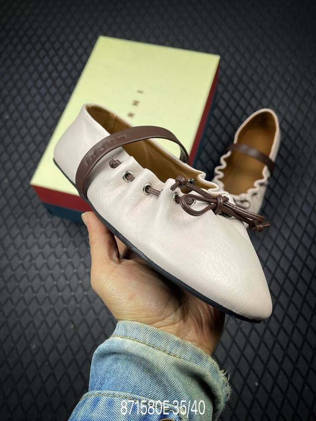 DDD 2026春夏新款 Marni玛尼26Fw 褶皱蝴蝶结芭蕾舞鞋平底玛丽珍单鞋 DDD 圆头轮廓、撞色鞋面、棕色蝴蝶结与鞋口绑带，整体呈现可爱、极简的调性。
