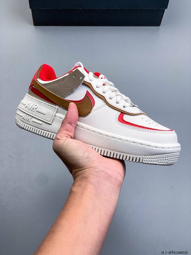 公司级头层！Nike 耐克 Air Force 1 Shadow 拼接马卡龙 侧身 Swoosh 采用叠加形的式呈现，同时跟后也将标志性 “Air” 字叠样加配