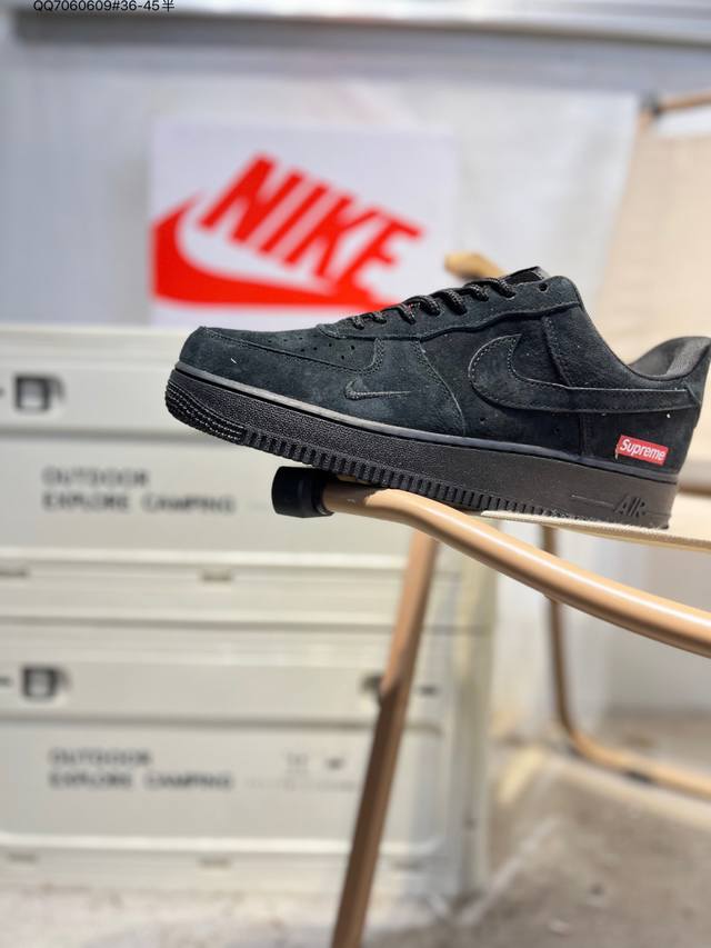 耐克 Nike Air Force 1 '07空军一号 百搭休闲运动板鞋。柔软、弹性十足的缓震性能和出色的中底设计，横跨复古与现代的外型结合，造就出风靡全球三十