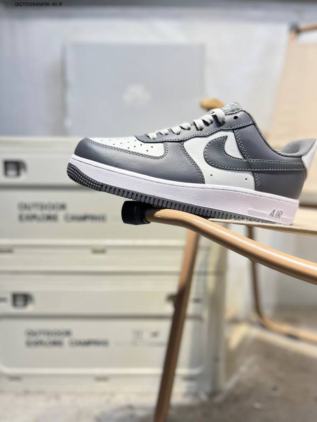 耐克 Nike Air Force 1 '07空军一号 百搭休闲运动板鞋。柔软、弹性十足的缓震性能和出色的中底设计，横跨复古与现代的外型结合，造就出风靡全球三十