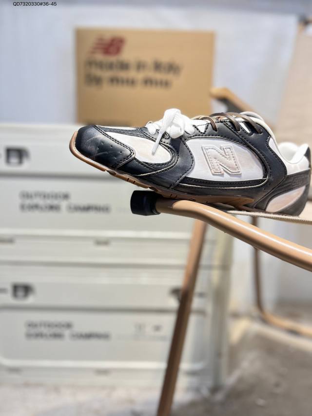 New Balancemiu Miu 联名 DDD ：这双被封为“富婆快乐鞋”的联名款包头拖鞋从设计到质感 从穿搭到氛围感 通通在线联名款延续了Miumiu的“