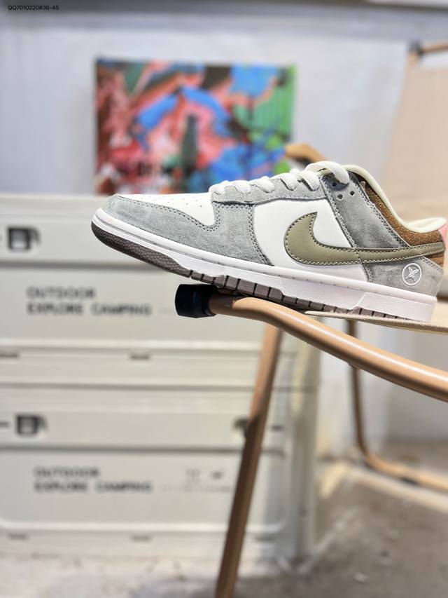耐克Nike Dunk Low 板鞋Sb系列经典百搭休闲运动板鞋加厚鞋舌的填充，使舒适性大大提升，同时也更方便穿脱中底部分则加入了脚感柔软舒适Zoomair气垫