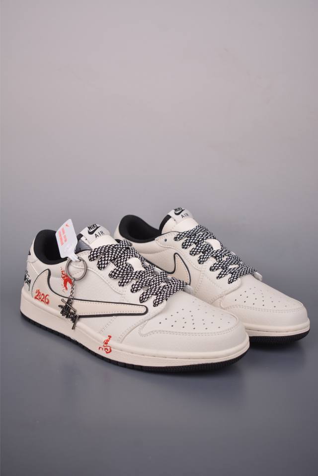 Fragment X Travis Scott X 斯图西 DDD Air Jordan 1 Low 三方联名倒钩 DDD 全新的三方联名低帮倒钩鞋面延续了黑脚
