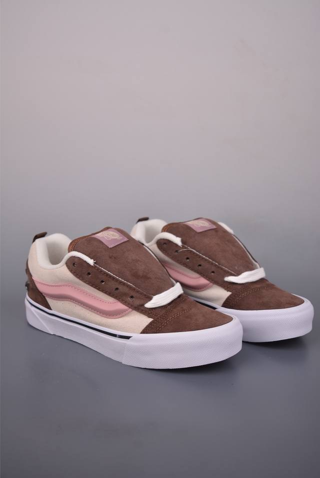 Vans Knu Skool 铆钉 DDD 官方新款 复古休闲胖胖面包鞋 DDD 此次以铆钉元素为设计亮点，面包鞋标志性的立体大Logo搭配麂皮材质，质感拉满，