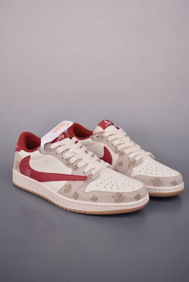 Fragment X Travis Scott X 马年限定 DDD Air Jordan 1 Low 三方联名倒钩 DDD 全新的三方联名低帮倒钩鞋面延续了黑