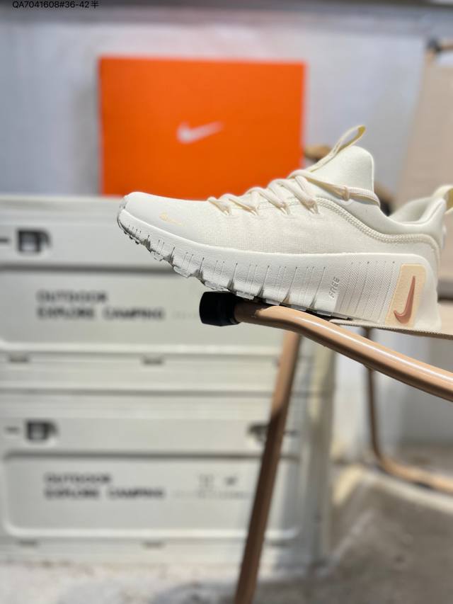 Nike Free Metcon 6 网布 DDD 圆头系带 减震防滑 低帮训练鞋 DDD 整体设计流线更简洁 标志性Logo越来越小 DDD 后跟倒三角设计让