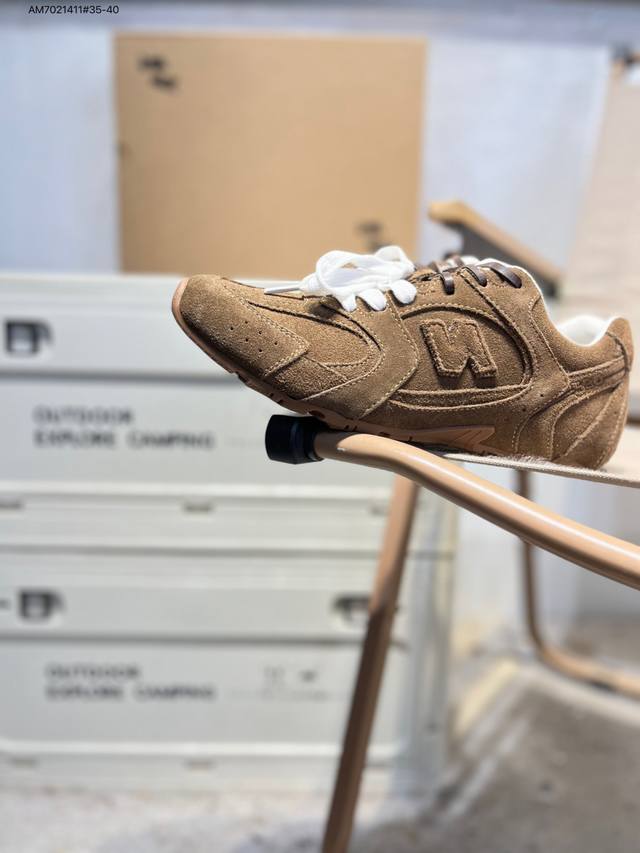 New Balancemiu Miu 联名 DDD ：这双被封为“富婆快乐鞋”的联名款包头拖鞋从设计到质感 从穿搭到氛围感 通通在线联名款延续了Miumiu的“