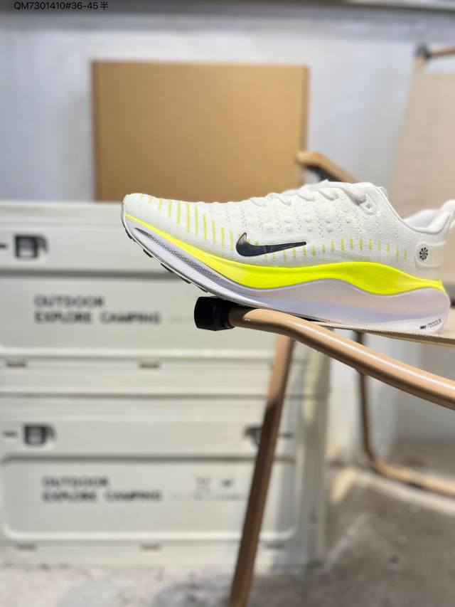 Zoomx Invincible Run Fk4 短跑马拉松系带系列轻量休闲运动慢跑鞋 ！此鞋专为短跑运动员而生，是为 5 至 10 公里距离的赛事和训练打造。