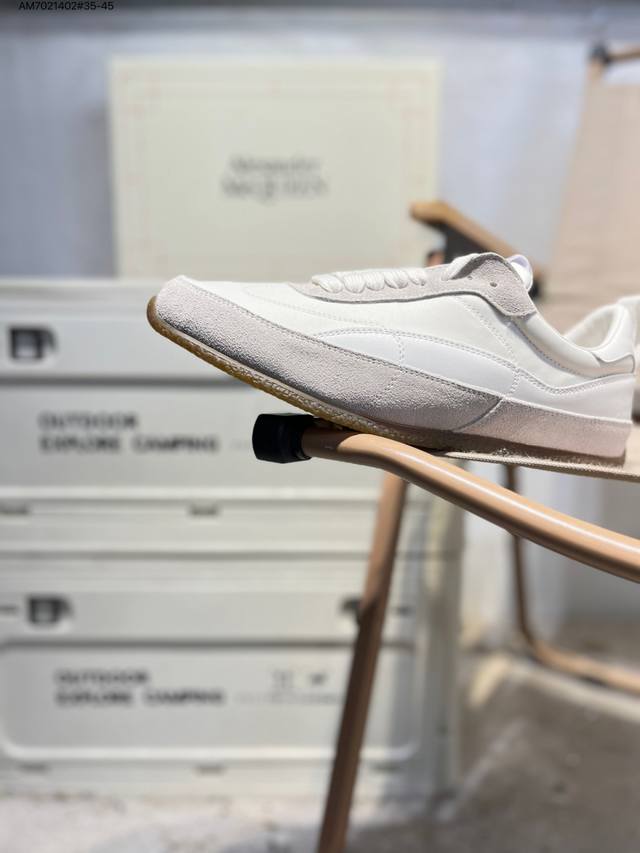 Alexander Mcqueen 麦昆 DDD 26Ss官方早春新款 德训鞋运动鞋 广东纯原版本 DDD 流畅的圆形鞋头 DDD 采用白色尼龙和绒面材质 DD