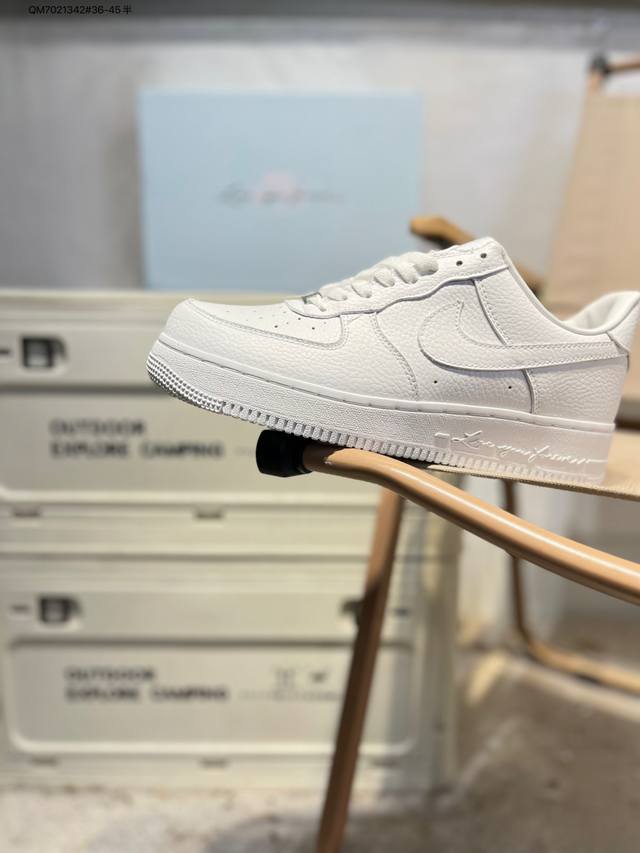 耐克 Nike Air Force 1 '07空军一号 百搭休闲运动板鞋。柔软、弹性十足的缓震性能和出色的中底设计，横跨复古与现代的外型结合，造就出风靡全球三十