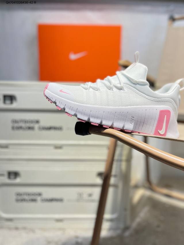 Nike Free Metcon 6 网布 DDD 圆头系带 减震防滑 低帮训练鞋 DDD 整体设计流线更简洁 标志性Logo越来越小 DDD 后跟倒三角设计让