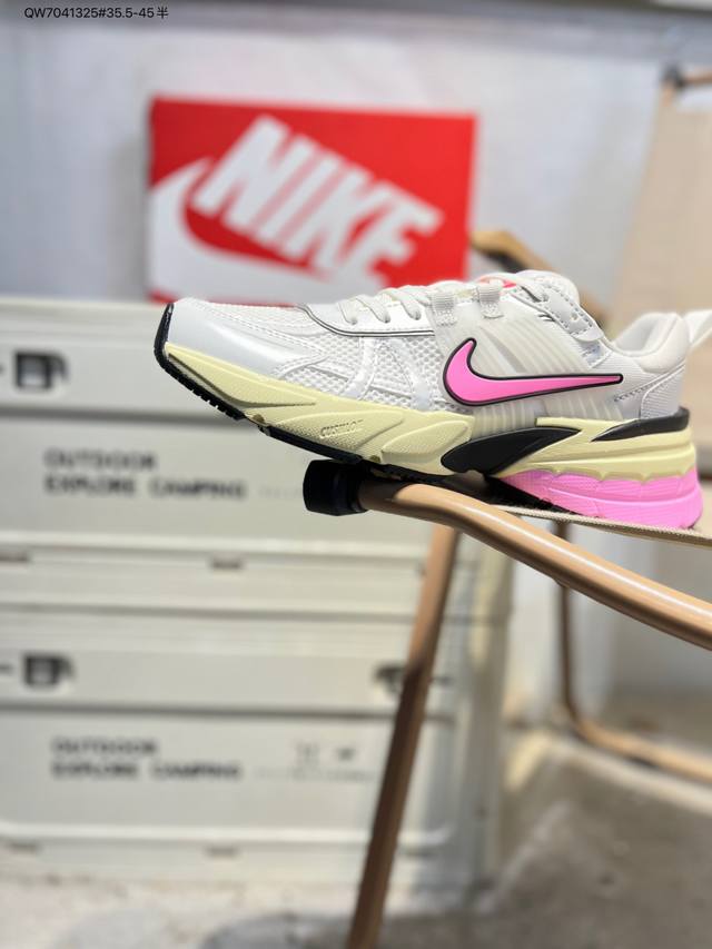 Nk V2K Runtekk 减震防滑低帮 复古老爹鞋跑步鞋 鞋款被命名为 Runtekk 设计上借鉴了 2000 年的跑鞋风格 配色上以金属银为主调 简练又有