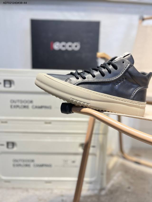 Ecco爱步男鞋轻便透气舒适耐穿 亲肤吸汗舒适内里 DDD 防滑防磨 持久干爽 简约粗绳系带 穿脱更加方便 柔韧防滑大底 鞋底立体凹槽 DDD 凹凸花纹加持 增