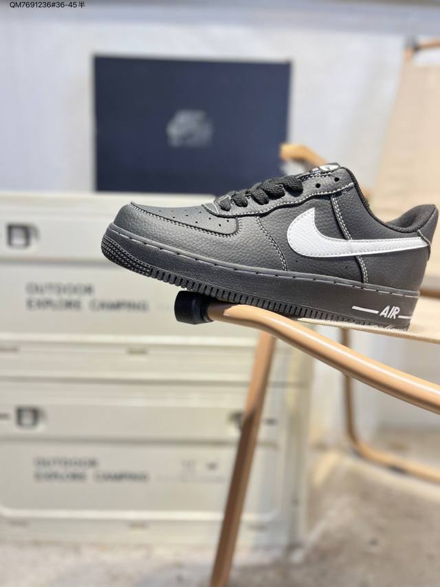 耐克 Nike Air Force 1 '07空军一号 百搭休闲运动板鞋。柔软、弹性十足的缓震性能和出色的中底设计，横跨复古与现代的外型结合，造就出风靡全球三十