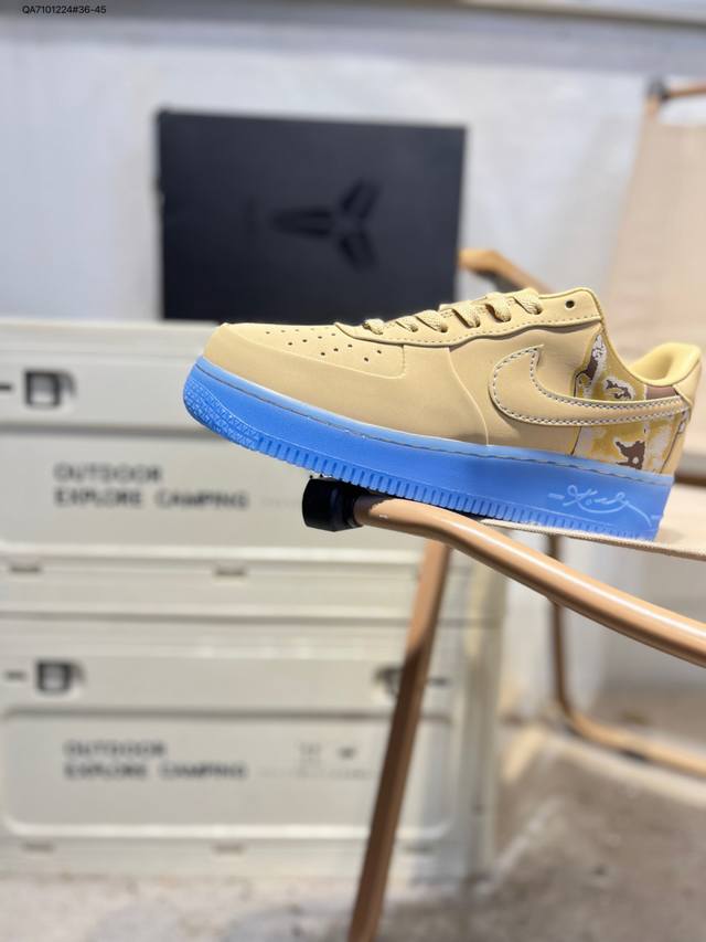 耐克 Nike Air Force 1 '07空军一号 百搭休闲运动板鞋。柔软、弹性十足的缓震性能和出色的中底设计，横跨复古与现代的外型结合，造就出风靡全球三十